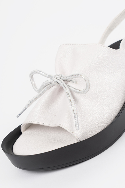 Sandálias femininas brancas em... Sandálias femininas brancas em...