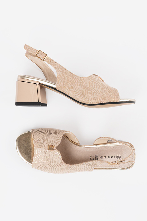 Sandálias femininas em tom areia com... Sandálias femininas em tom areia com...