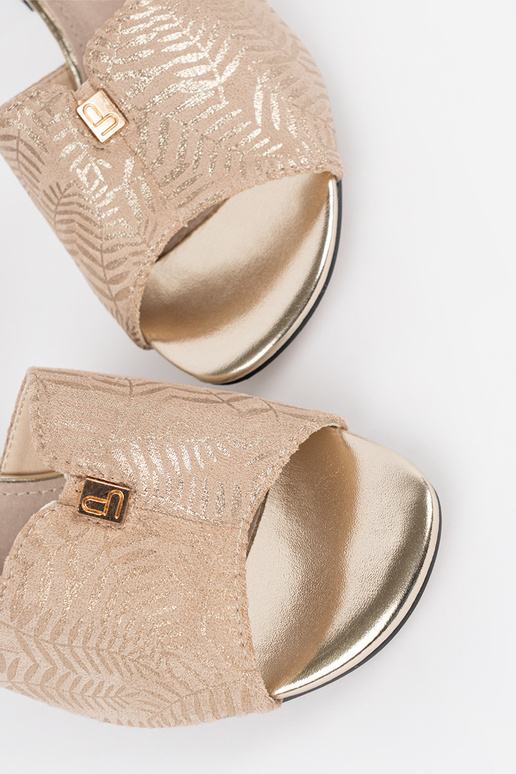 Sandálias femininas em tom areia com... Sandálias femininas em tom areia com...