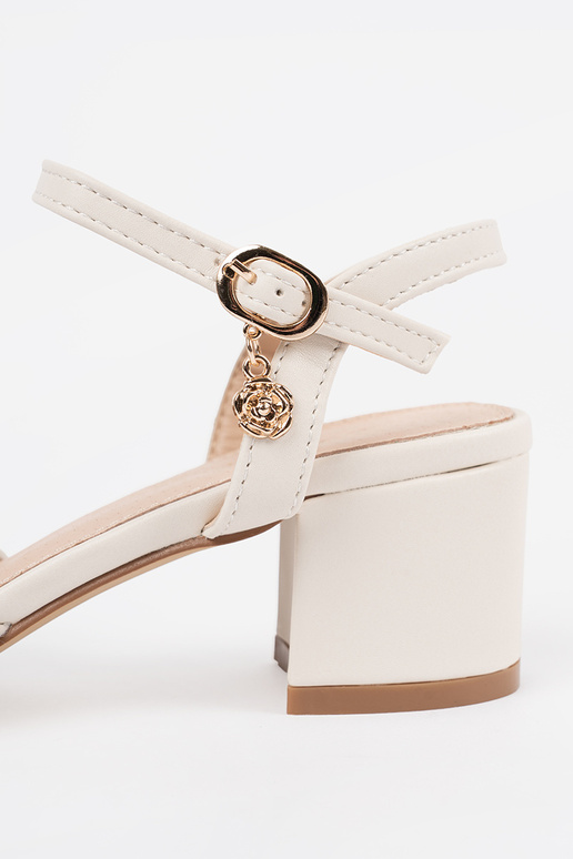 Sandálias femininas brancas com salto... Sandálias femininas brancas com salto...