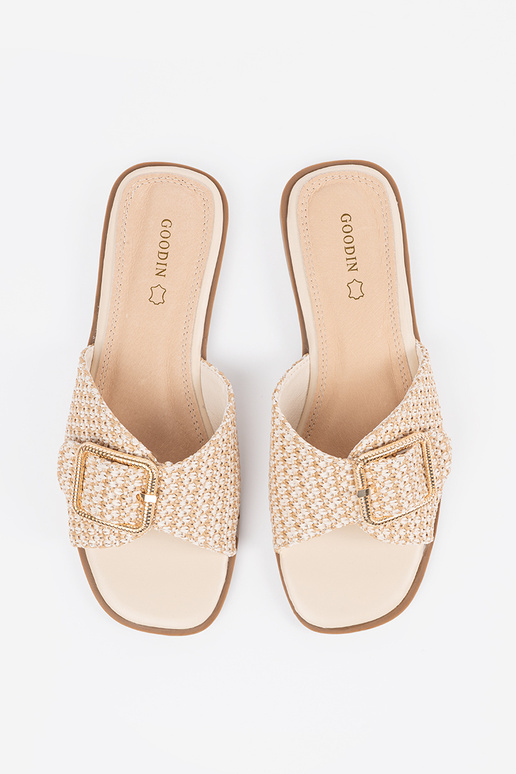 Chinelos cor de areia com fivelas