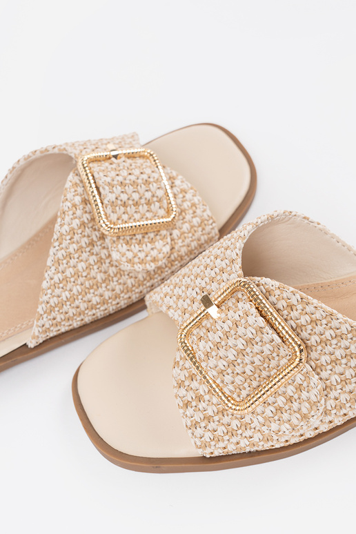 Chinelos cor de areia com fivelas