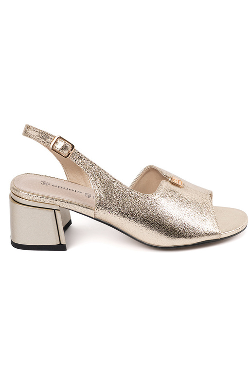 Sandálias femininas douradas em... Sandálias femininas douradas em...