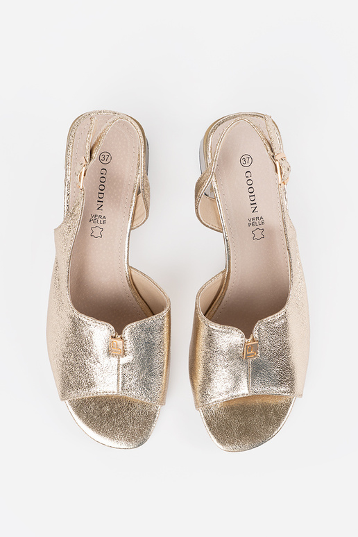 Sandálias femininas douradas em... Sandálias femininas douradas em...