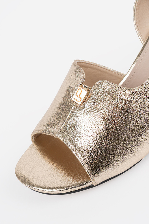 Sandálias femininas douradas em... Sandálias femininas douradas em...