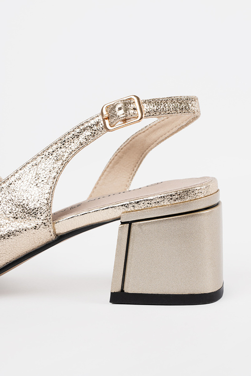 Sandálias femininas douradas em... Sandálias femininas douradas em...