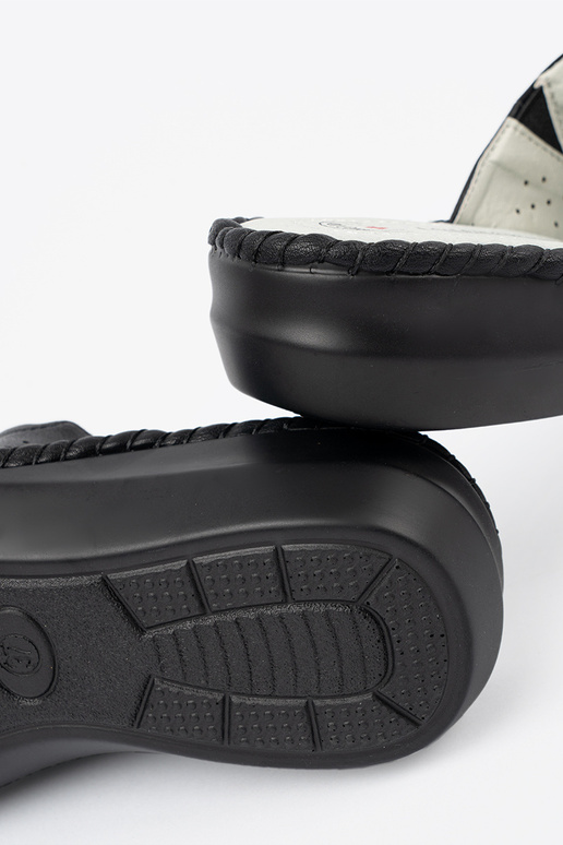 Chinelos com inserções de couro pretos