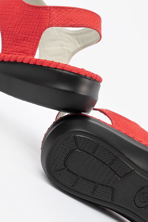 Sandálias com inserções de couro...