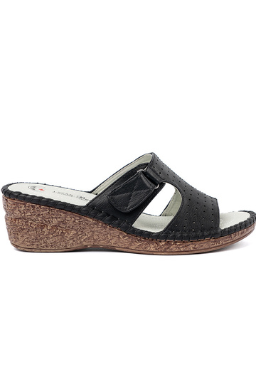 Chinelos em plataforma com...