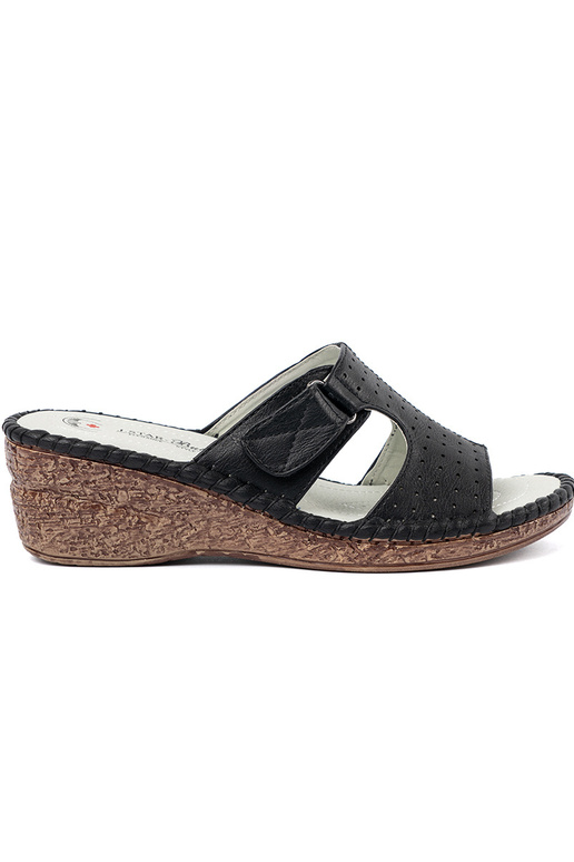 Chinelos em plataforma com recortes...