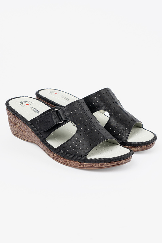 Chinelos em plataforma com recortes...