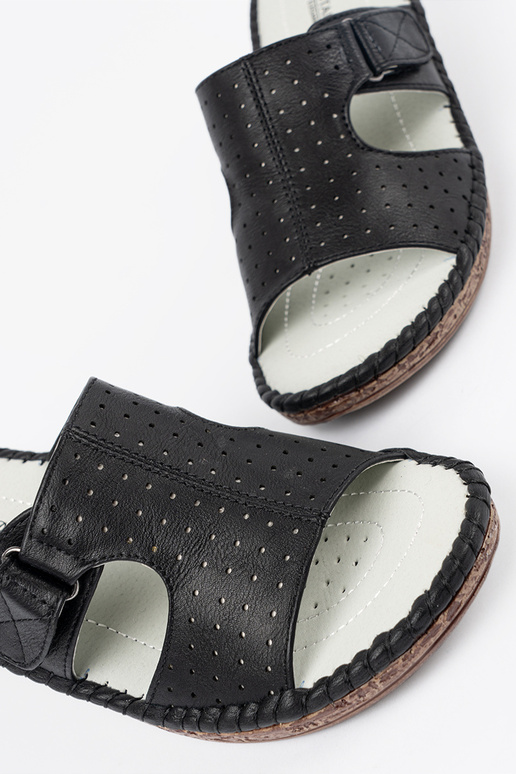 Chinelos em plataforma com recortes...