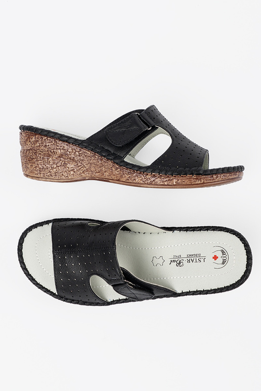 Chinelos em plataforma com recortes...