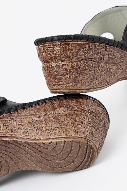 Chinelos em plataforma com recortes...