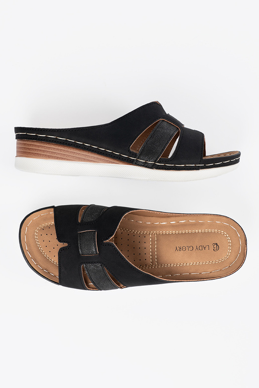 Chinelos femininos na cor preta