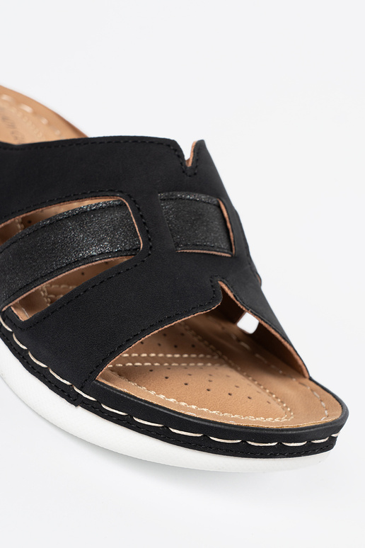 Chinelos femininos na cor preta