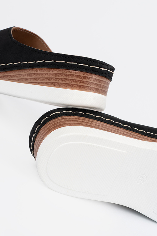 Chinelos femininos na cor preta