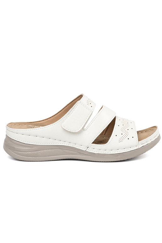 Chinelos de plataforma baixa na cor... Chinelos de plataforma baixa na cor...