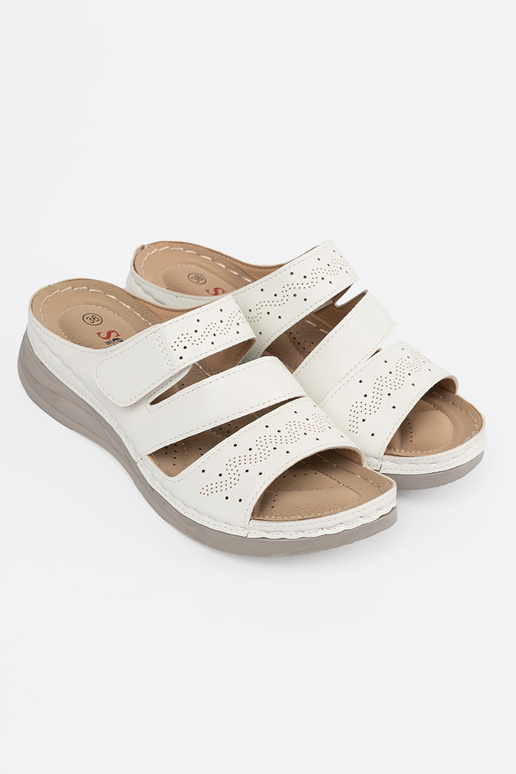 Chinelos de plataforma baixa na cor... Chinelos de plataforma baixa na cor...