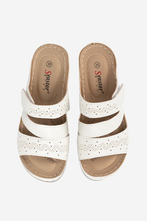 Chinelos de plataforma baixa na cor... Chinelos de plataforma baixa na cor...