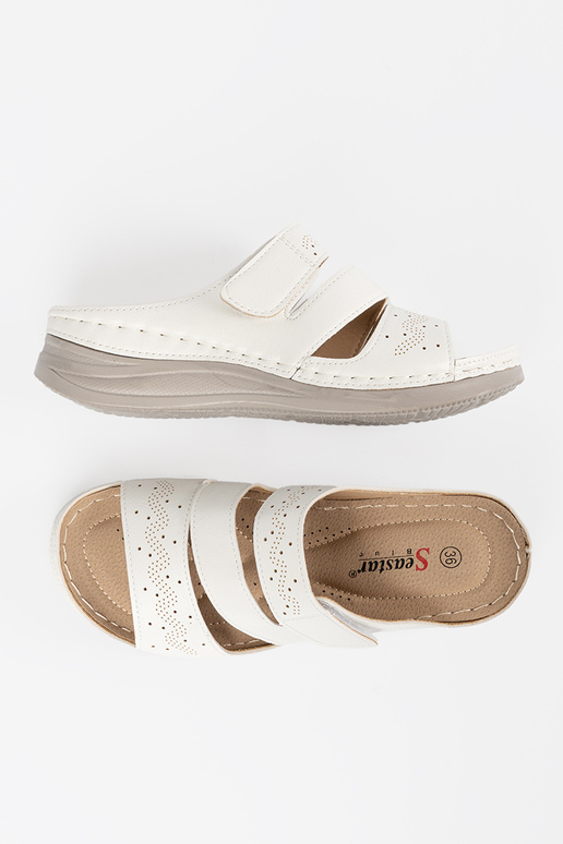 Chinelos de plataforma baixa na cor... Chinelos de plataforma baixa na cor...