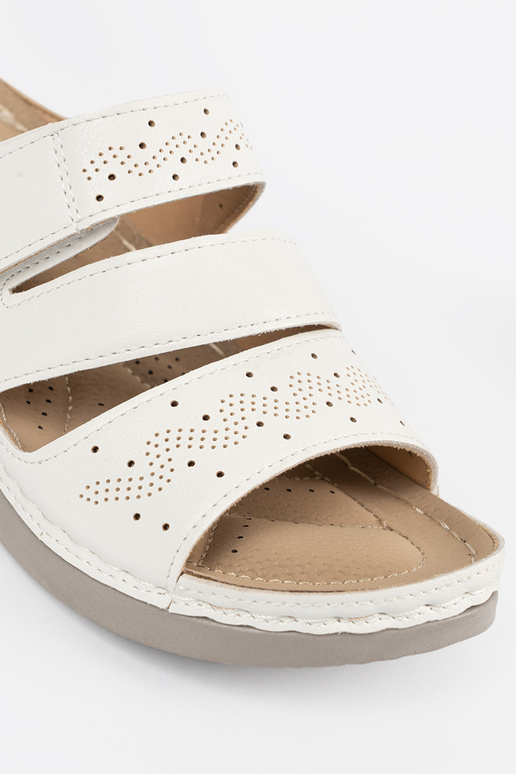 Chinelos de plataforma baixa na cor... Chinelos de plataforma baixa na cor...