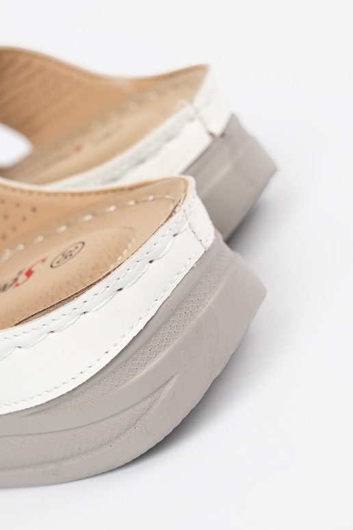 Chinelos de plataforma baixa na cor... Chinelos de plataforma baixa na cor...