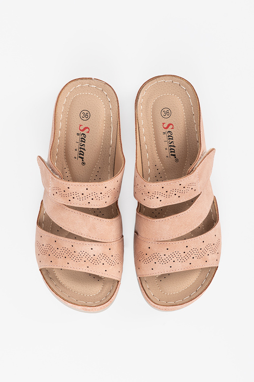 Chinelos de plataforma baixa na cor rosa Chinelos de plataforma baixa na cor rosa