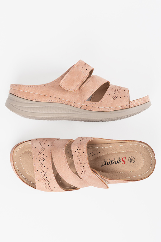 Chinelos de plataforma baixa na cor rosa Chinelos de plataforma baixa na cor rosa