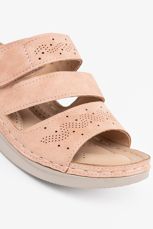 Chinelos de plataforma baixa na cor rosa Chinelos de plataforma baixa na cor rosa