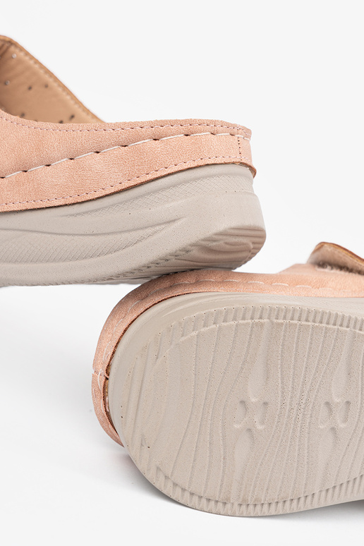 Chinelos de plataforma baixa na cor rosa Chinelos de plataforma baixa na cor rosa