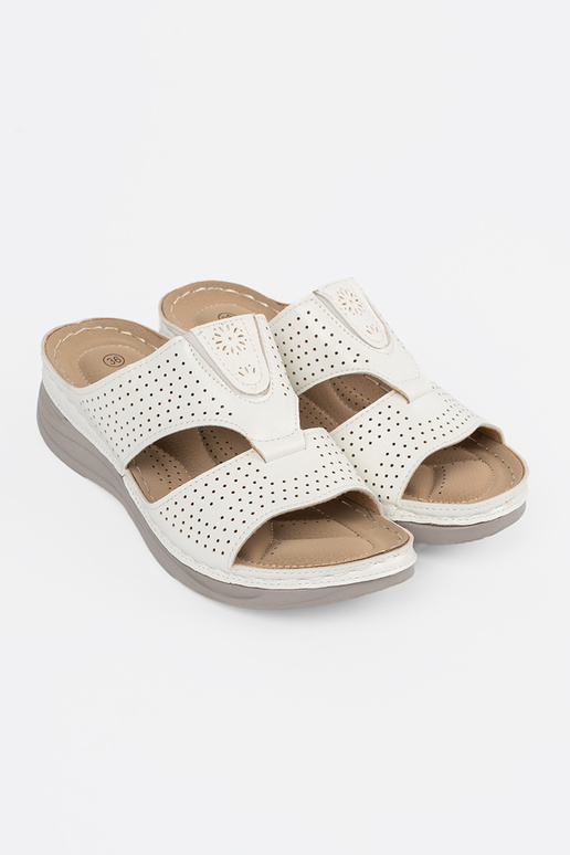 Chinelos confortáveis com detalhes na... Chinelos confortáveis com detalhes na...