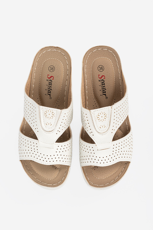 Chinelos confortáveis com detalhes na... Chinelos confortáveis com detalhes na...