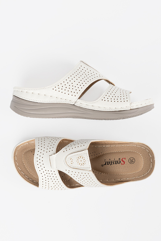 Chinelos confortáveis com detalhes na... Chinelos confortáveis com detalhes na...