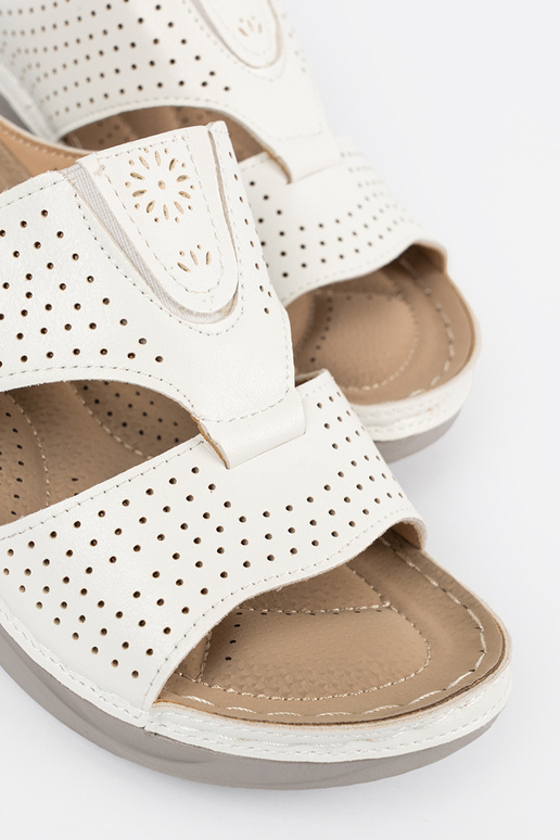 Chinelos confortáveis com detalhes na... Chinelos confortáveis com detalhes na...