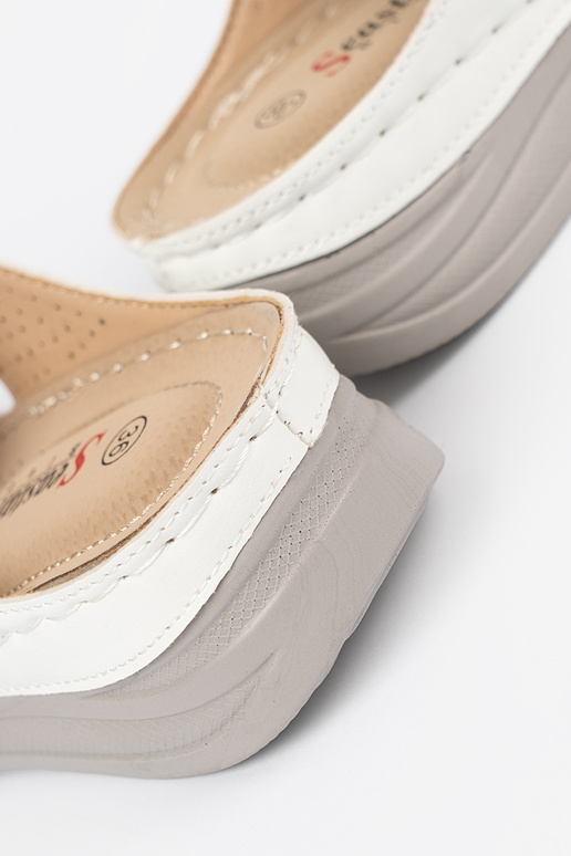 Chinelos confortáveis com detalhes na... Chinelos confortáveis com detalhes na...