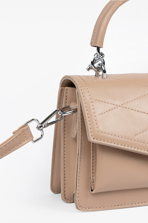 Bolsa em tom de marfim pouco elegante...