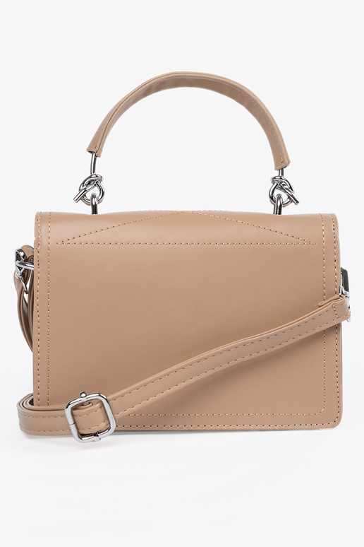 Bolsa em tom de marfim pouco elegante...