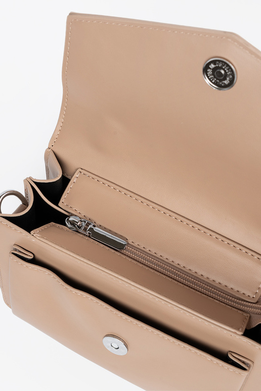 Bolsa em tom de marfim pouco elegante...