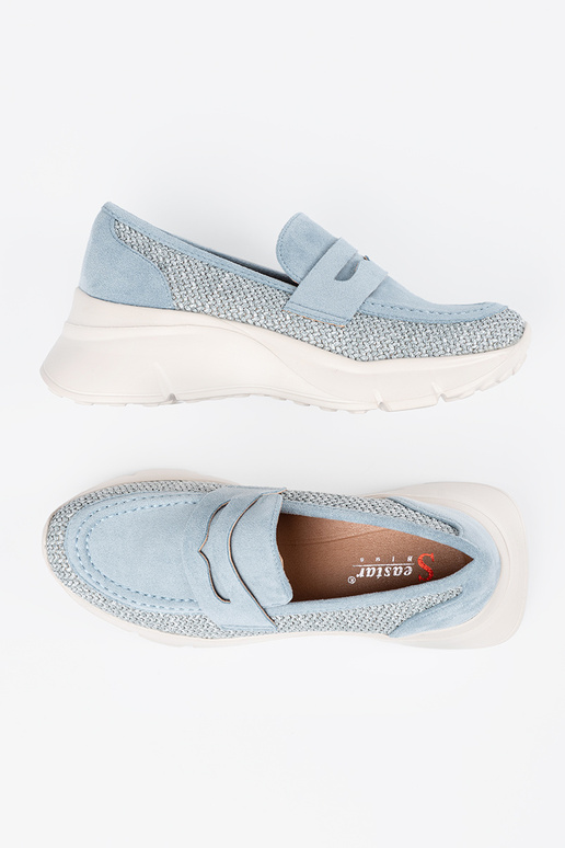 cor azul meio sapato em uma sola grossa cor azul meio sapato em uma sola grossa