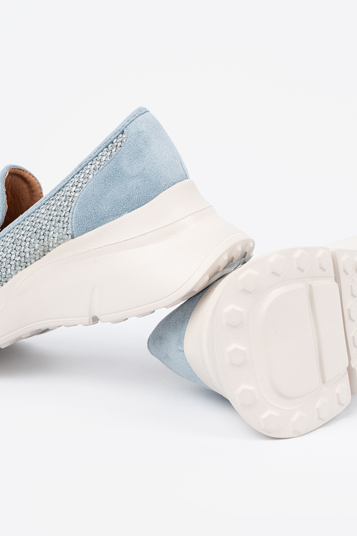 cor azul meio sapato em uma sola grossa cor azul meio sapato em uma sola grossa