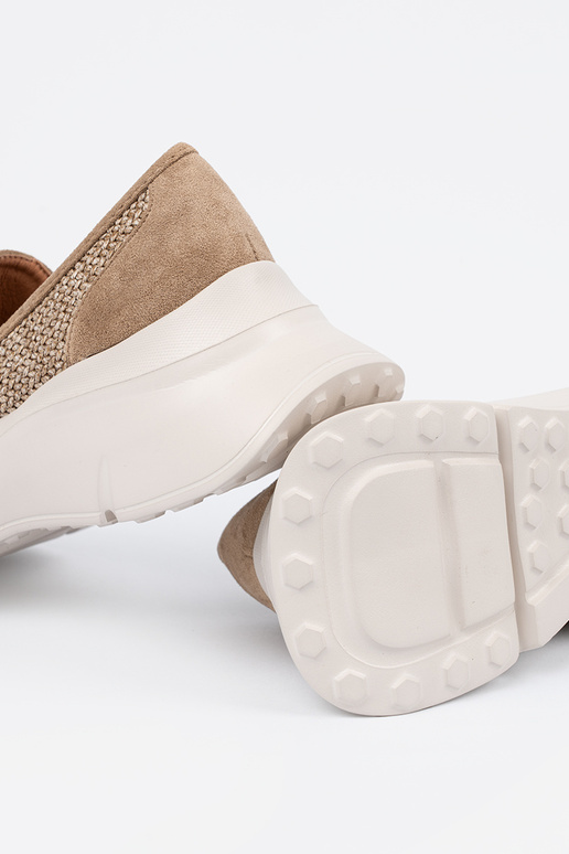 bege meio sapato em uma sola grossa bege meio sapato em uma sola grossa