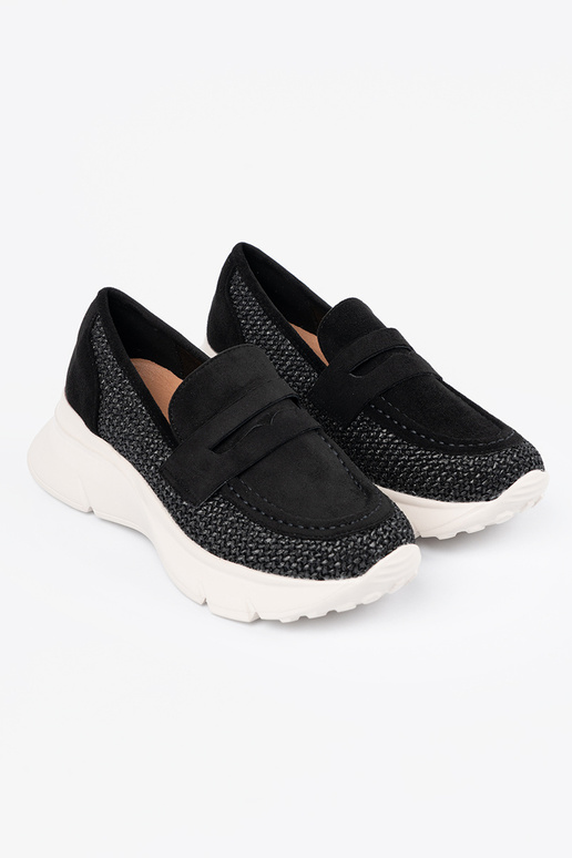 cor preta meio sapato em uma sola grossa cor preta meio sapato em uma sola grossa