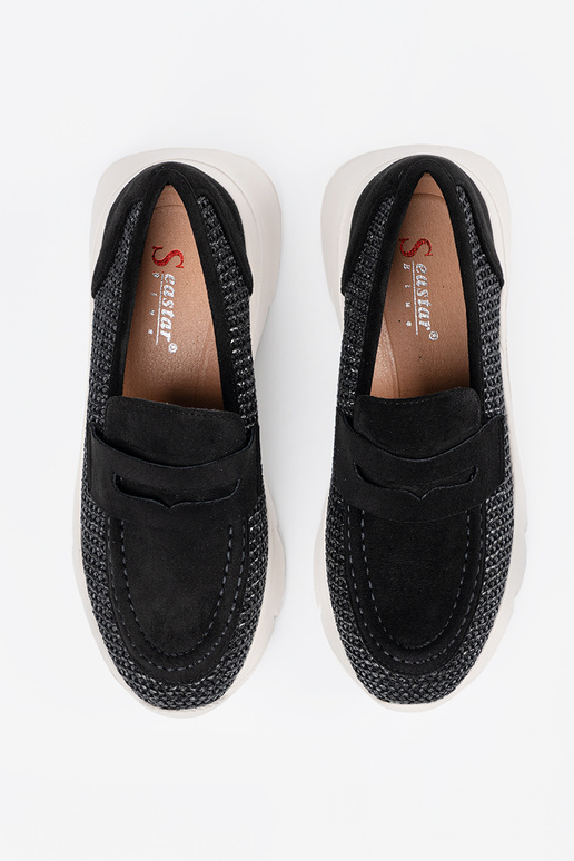 cor preta meio sapato em uma sola grossa cor preta meio sapato em uma sola grossa