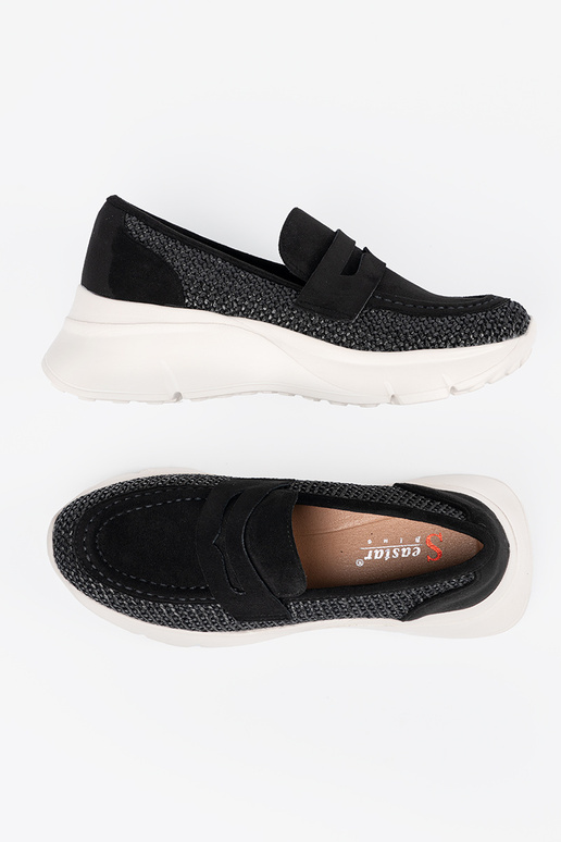 cor preta meio sapato em uma sola grossa cor preta meio sapato em uma sola grossa