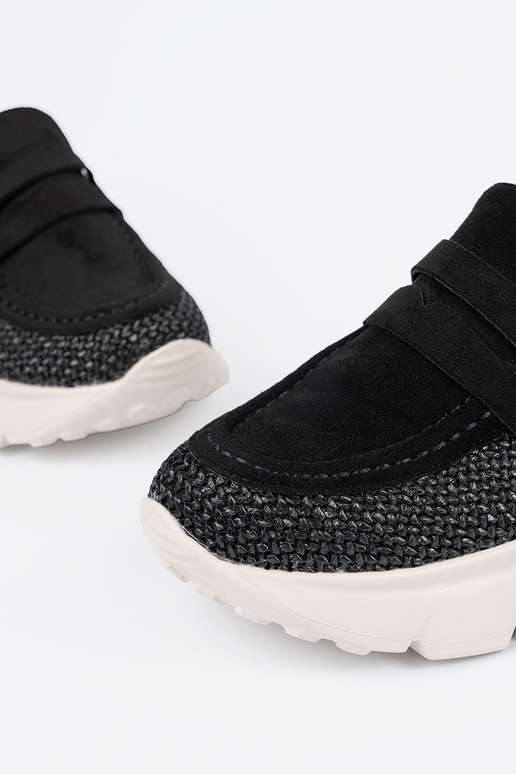 cor preta meio sapato em uma sola grossa cor preta meio sapato em uma sola grossa