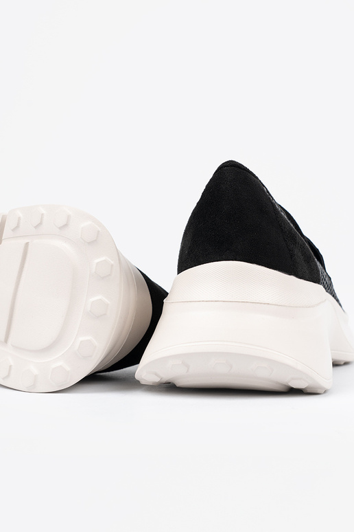 cor preta meio sapato em uma sola grossa cor preta meio sapato em uma sola grossa