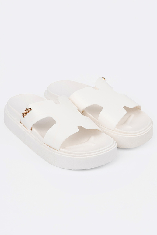 Chinelos mulheres cor branca com uma... Chinelos mulheres cor branca com uma...