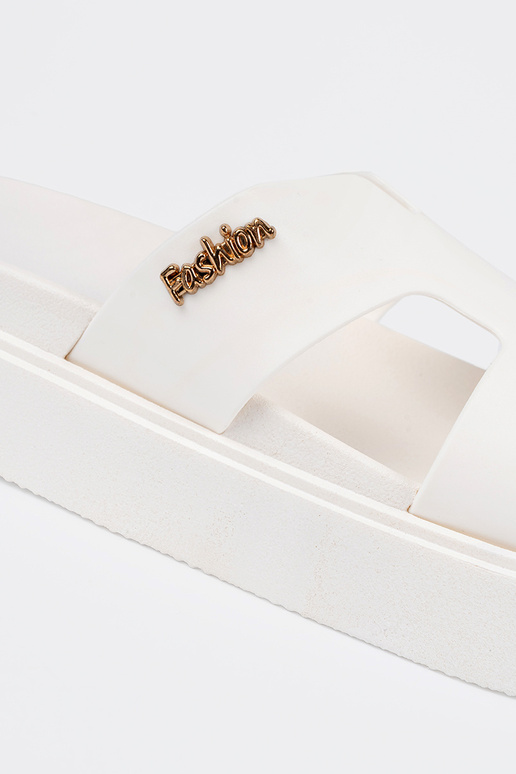 Chinelos mulheres cor branca com uma... Chinelos mulheres cor branca com uma...