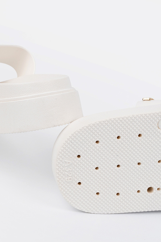 Chinelos mulheres cor branca com uma... Chinelos mulheres cor branca com uma...